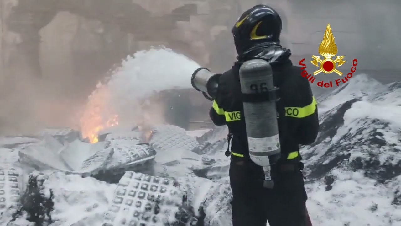 Incendio alla Novatec, operazioni di bonifica per tutta la notte – 08/09/2025