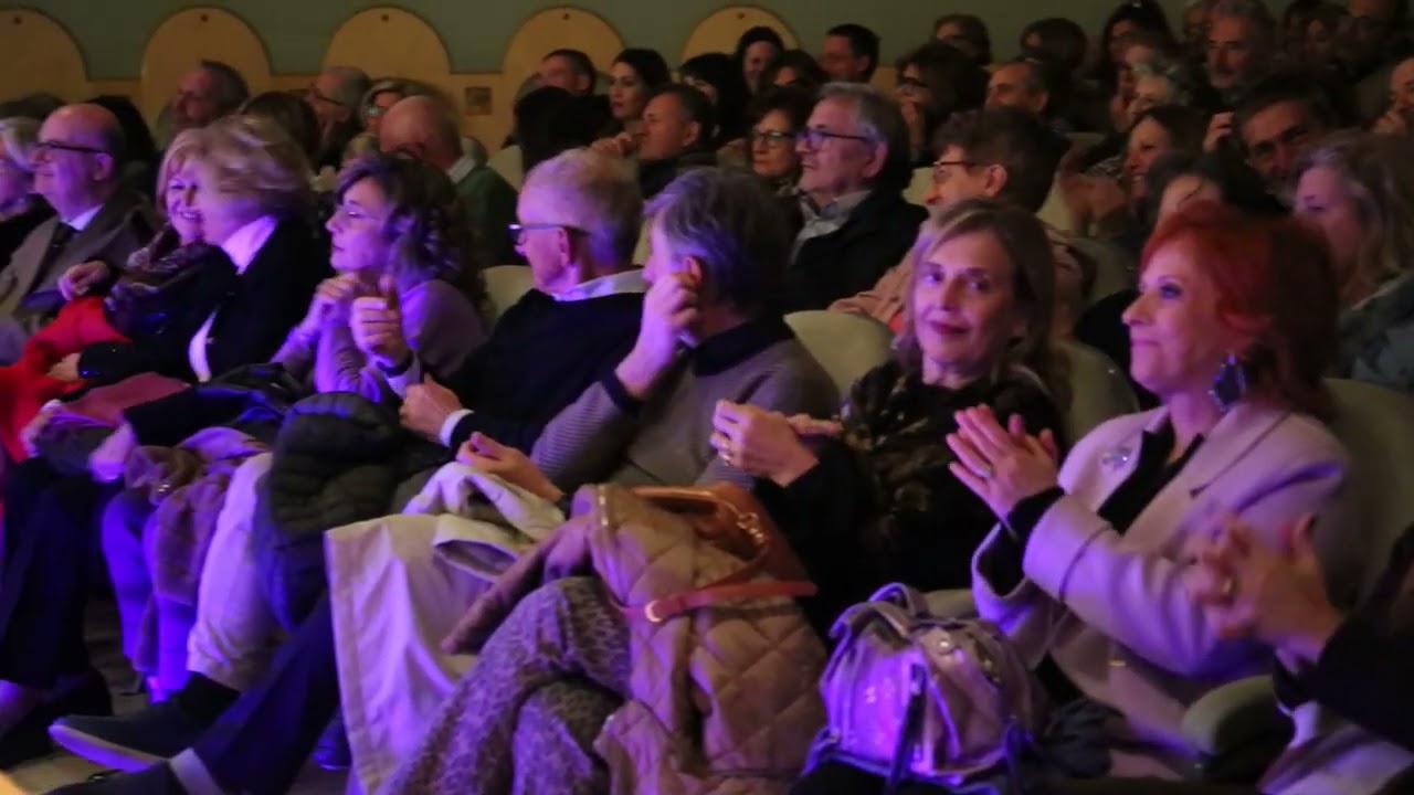 Applausi al Teatro Savoia per “Due dozzine di rose scarlatte” a Jazz’Inn 2025 – 05/10/2025