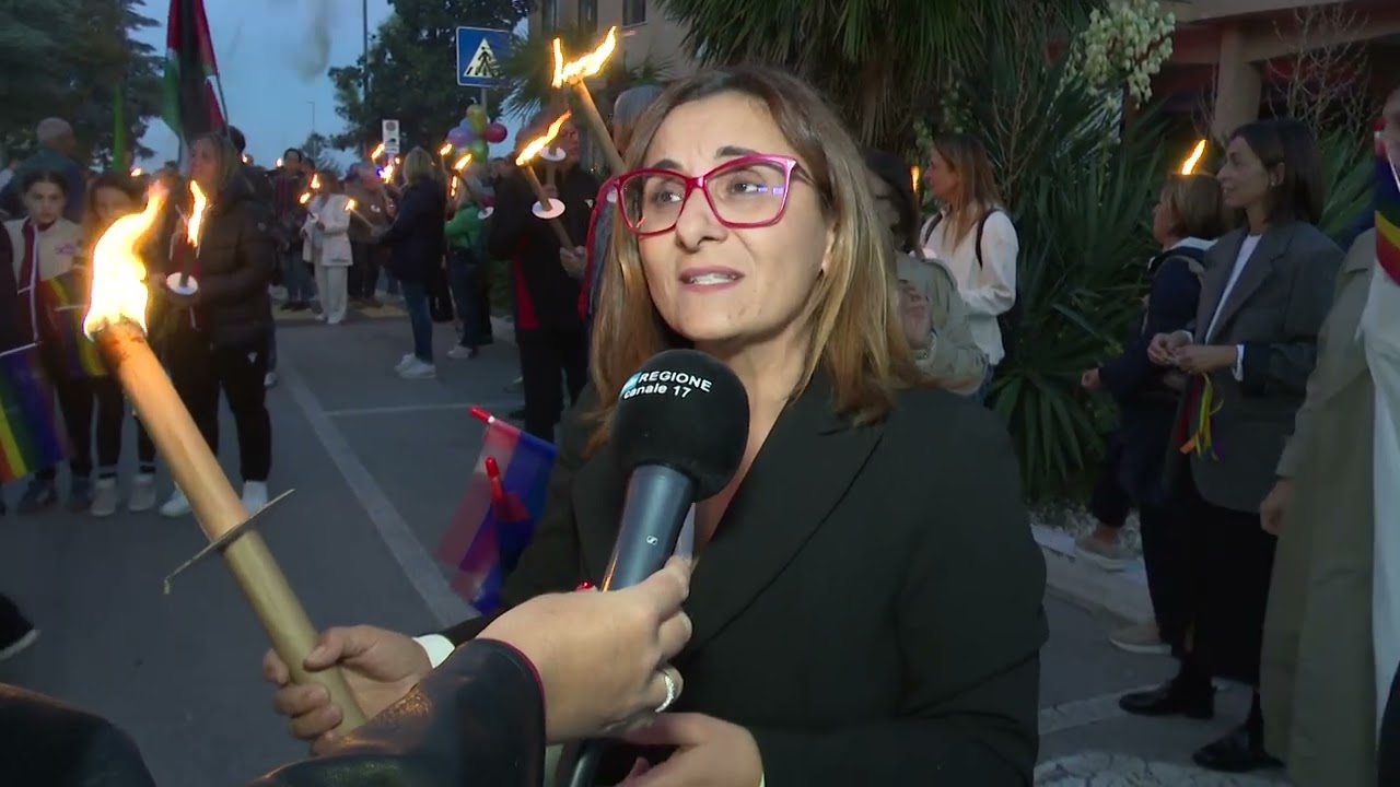 Centinaia di persone in piazza a Spoltore per la fiaccolata della pace – 11/10/2025