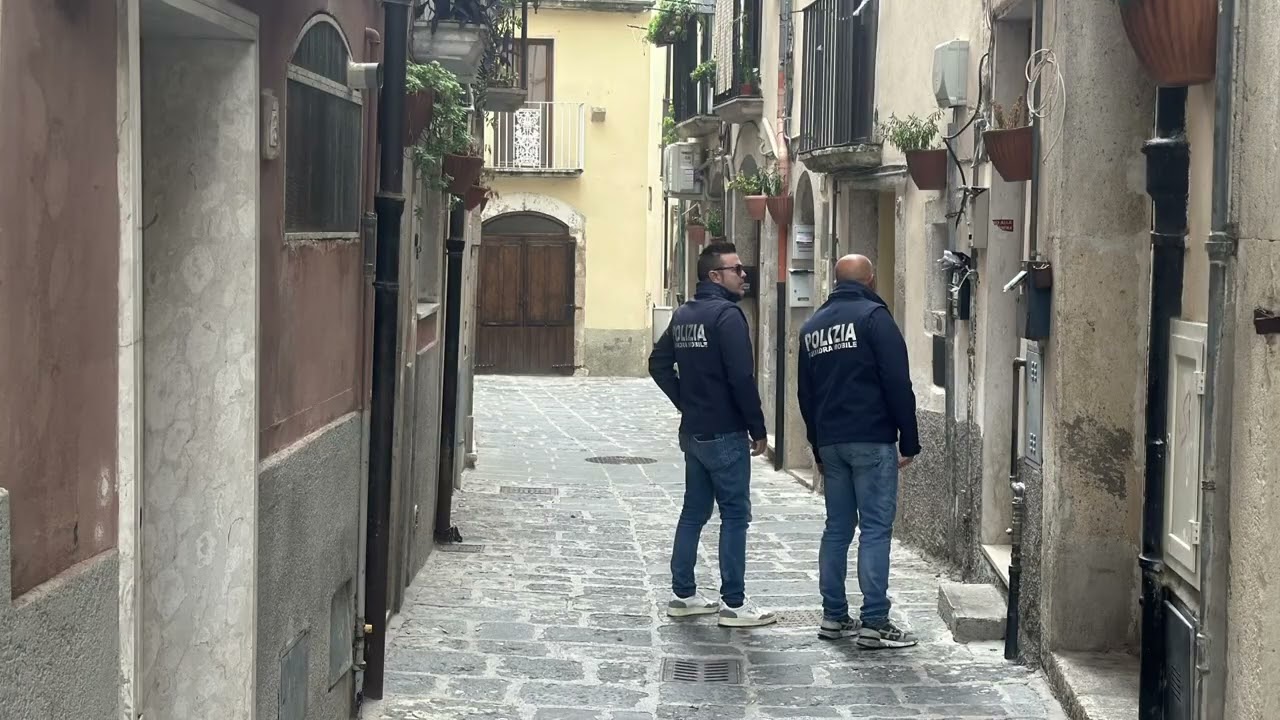 In monopattino nel centro storico per consegnare droga: somalo in manette – 15/10/2025