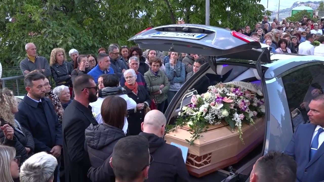 Lettomanoppello, migliaia di persone per l’addio a Cleria. Il parroco chiede giustizia – 15/10/2025
