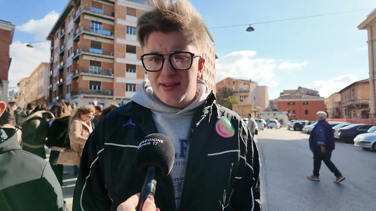 Teramo, un anno dalla chiusura del Delfico: i ragazzi tornano in Piazza Dante – 03/10/2025