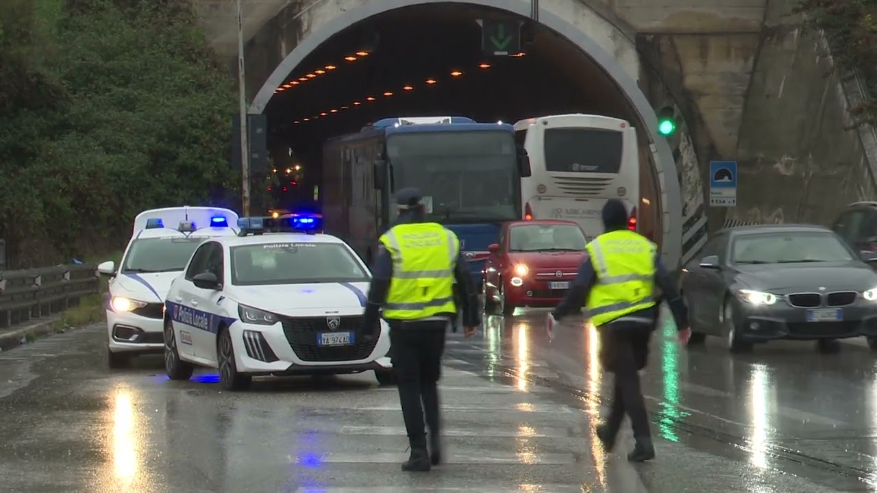 Galleria Vazzieri, bottiglia contro autobus: conducente ferito – 24/11/2025