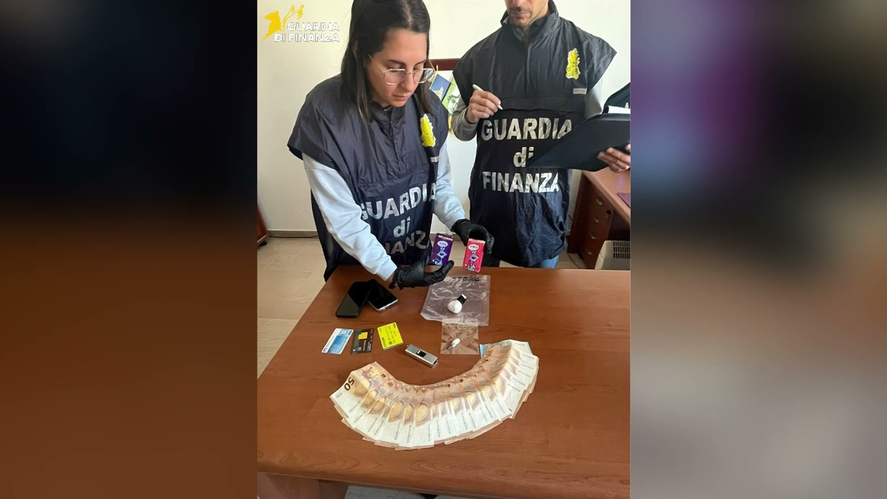 Droga con l’immagine di Lupo Alberto, soldi e taser: presi padre e figlio spacciatori – 19/11/2025