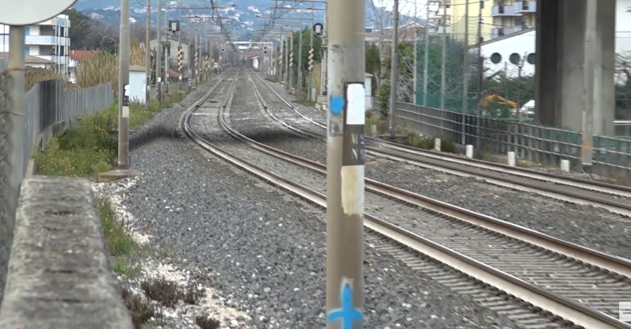 Montesilvano, 46enne muore travolta da un treno: traffico in tilt per ore – 09/02/2026