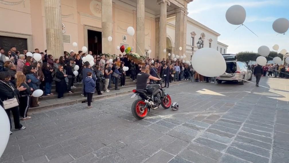 Folla commossa ai funerali di Roberto Stan morto in un incidente stradale a Fornelli – 11/04/2026