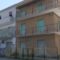 Pescara, uomo accoltellato e precipitato dal balcone: aggressore in manette – 12/08/2026